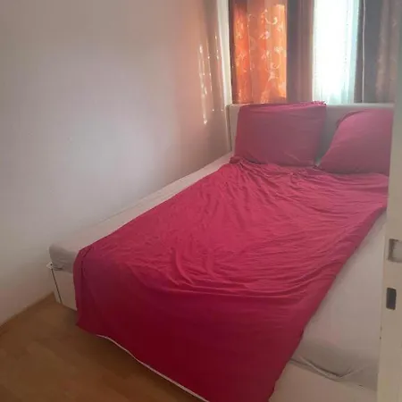 For 2 Persons, 9 Min Trade Fair, Free Parking, Supermarket, Cafe Nearby Séjour chez l'habitant